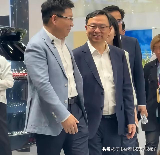 kaiyun.com-王传福打卡问界展台 余承东亲自讲解：中国车企从竞争走向竞合